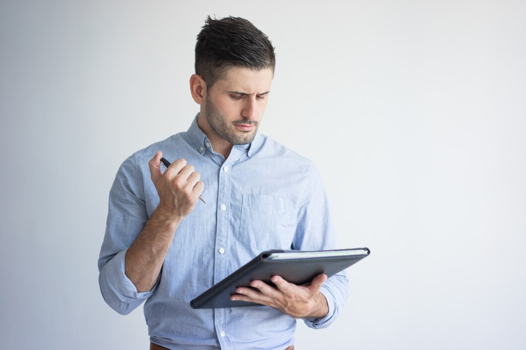 retrato hombre negocios joven serio carpeta pluma 1262 12854